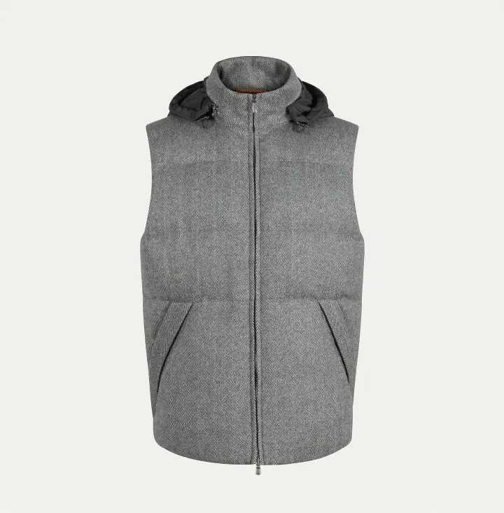 Sleevless down jacket with concealed hoo